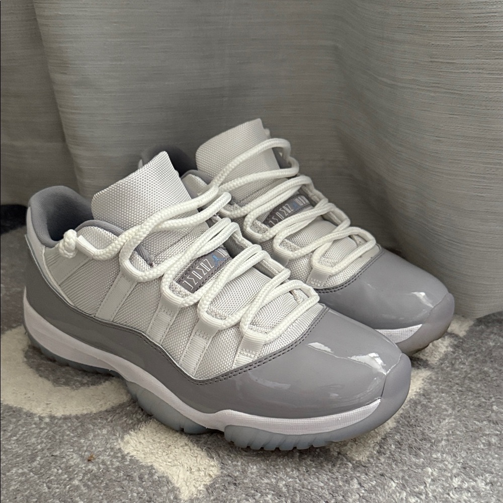 Men’s/ Women’s Jordan 11 lows.
